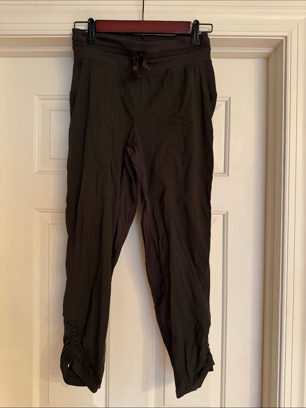 Lululemon cropped green Drawstring Jogger Pants Size 4